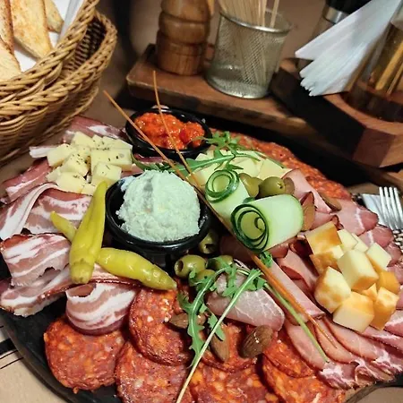 Avenia Restaurant & 4*