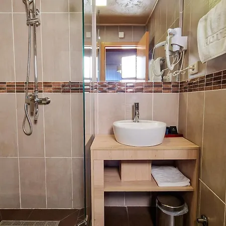 Restaurant & & Avenia Guest house Ruma