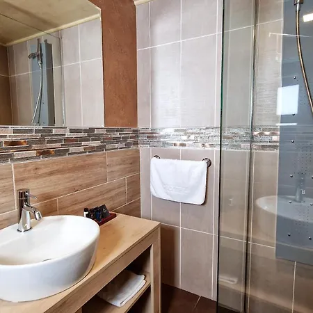 Restaurant & & Avenia Ruma