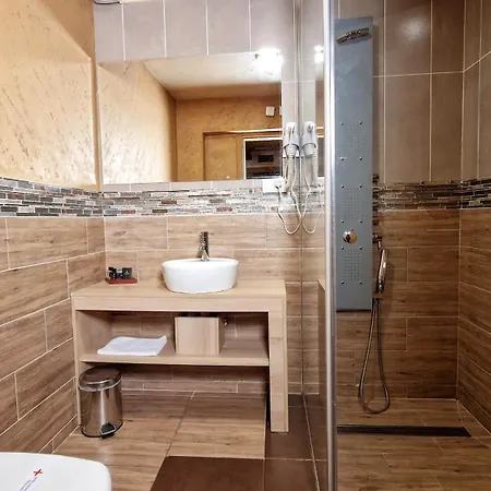 Restaurant & & Avenia Guest house Ruma