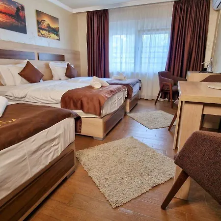 Restaurant & & Avenia Guest house Ruma
