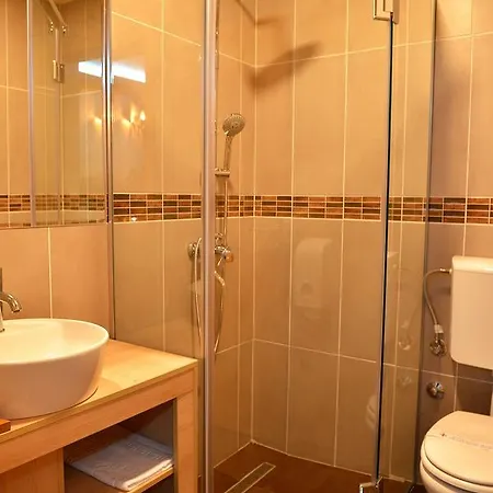 Restaurant & & Avenia Guest house Ruma