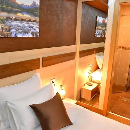 Restaurant & & Avenia Guest house Ruma